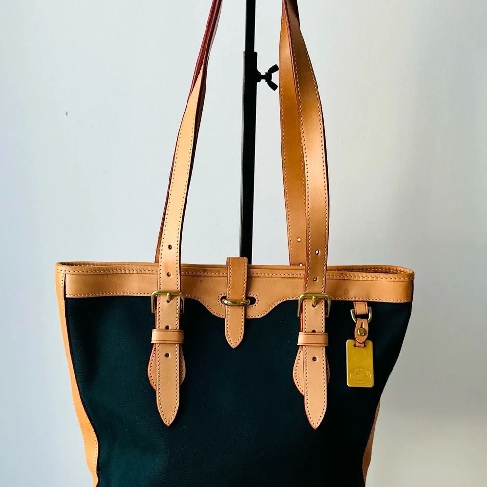 Dooney & Bourke
DOONEY & BOURKE VINTAGE CABRIOLET BUCKET BAG in Hunter Green - Picture 6 of 10